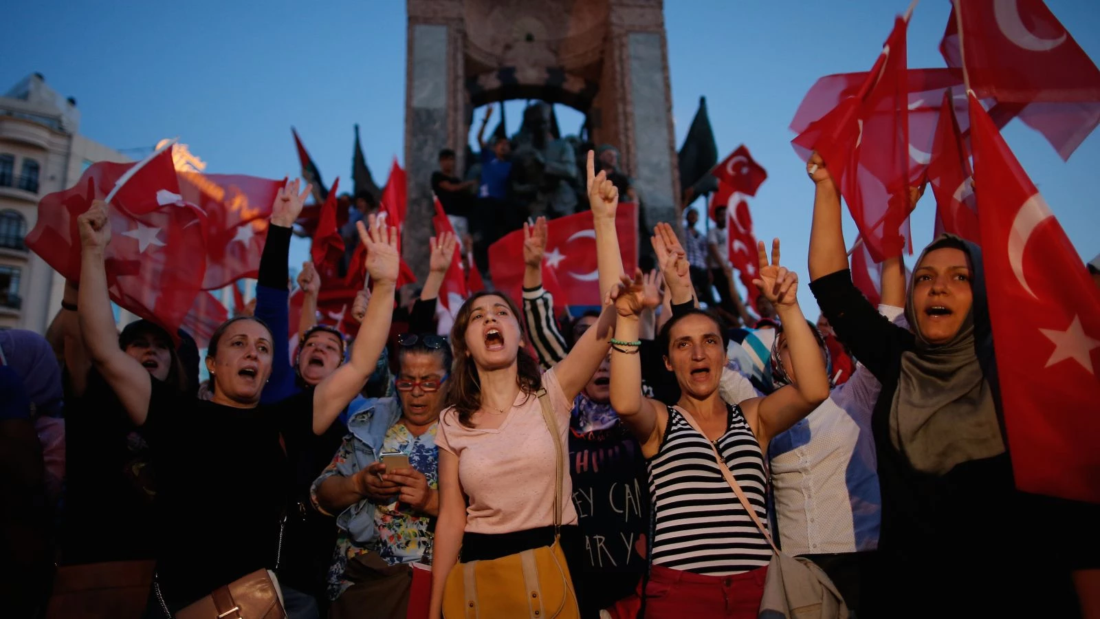 Αντιαμερικανική υστερία στην Τουρκία – Απαγορεύονται μέχρι και τα γουέστερν – Μπαράζ υποβαθμίσεων τουρκικών τραπεζών από τον Moody’s – Βαθαίνει η κρίση με ΗΠΑ